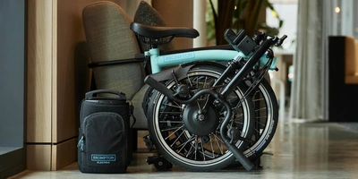 Gefaltet reist das Brompton Faltrad kostenlos im ICE Mobil unterwegs mit den Bikes von Brompton