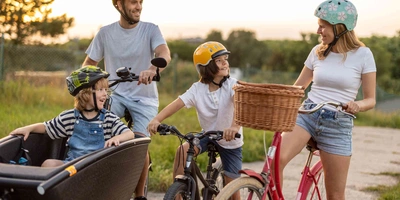 Familie fährt auf Fahrrädern