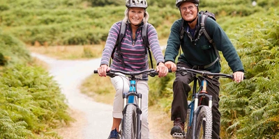 Älteres Ehepaar fährt Fahrrad in der Natur