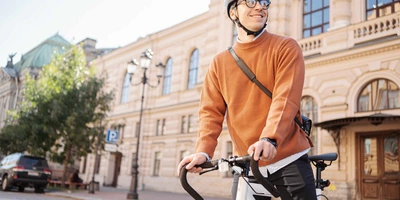 Mann mit Helm und Fahrrad