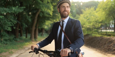 Mann im Anzug mit Fahrrad