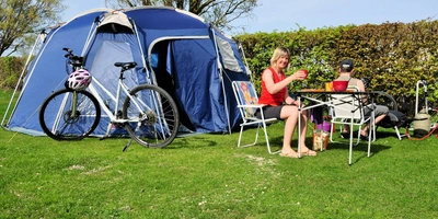 Campen mit Fahrrad - das Abenteuer mit dem Bike Eine Familie am campen