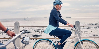 Eine Dame fährt am Strand entlang