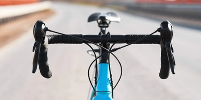 Carbon Fahrrad - wie stabil sind die Fahrräder wirklich? Nahaufnahme eines Fahrradlenkers