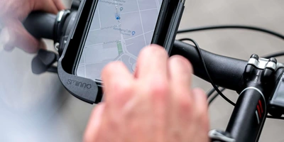Smartphone wird als Navi beim Radfahren genutzt