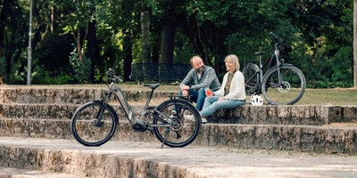 Conway E-Bike Neuheiten 2024 im Test. Mann und Frau sitzen neben Conway Bikes