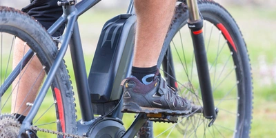 Fahrer auf Cube E-Bike tritt in die Pedale