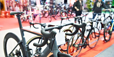 Rennrad auf einer Fahrradmesse