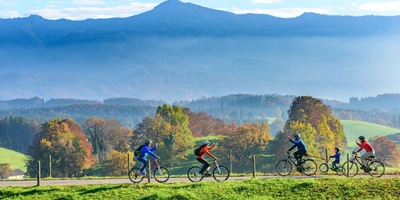 Personen fahren Fahrrad im Herbst