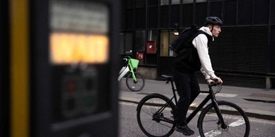 Mann fährt Decathlon Fahrrad