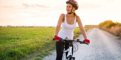 Frau auf einem Fahrrad lächelt