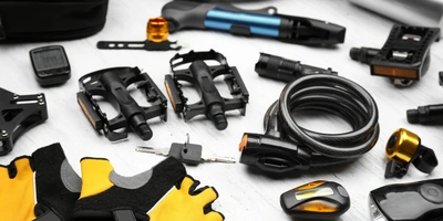 Fahrrad Gadgets liegen auf dem Tisch