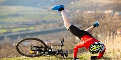 Fahrradsturz Radfahrer stürzt vom Fahrrad