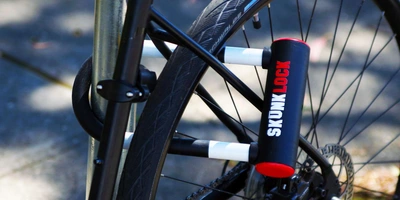 Ein Fahrradschloss ist am Fahrrad angeschlossen.