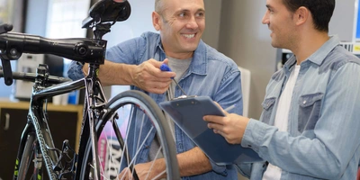Zwei Männer in einer Fahrradwerkstatt