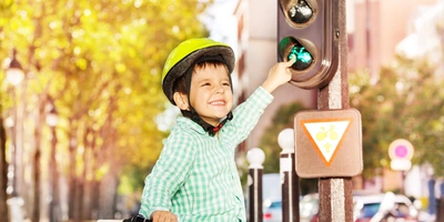 Ein kleiner Junge zeigt auf eine Ampel