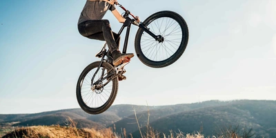 Person macht Tricks mit dem Dirt Bike