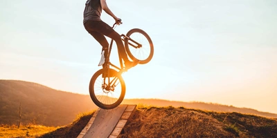 Dirt Bike fahren – Spaß und Sport! Person macht mit dem Dirt Bike Dirt Jumps