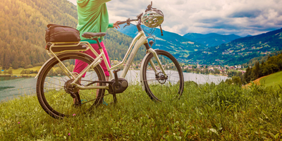 Frau mit einem E-Bike schaut in die Natur