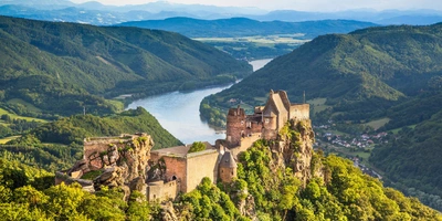 Ein Fluss der entlang einer Landschaft führt