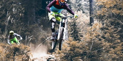 Mann fährt durch einen Wald Downhill