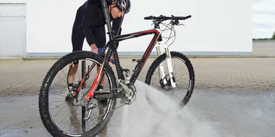 Mann wäscht Mountainbike