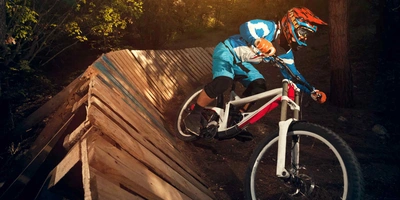 Mounatinbiker fährt Downhill Strecke hinunter.