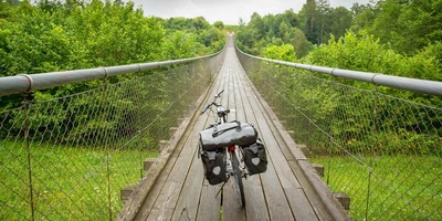 Fahrrad steht auf einer Hängebrücke in Österreich