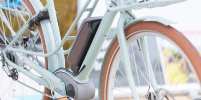 Weisses E-Bike mit Akku