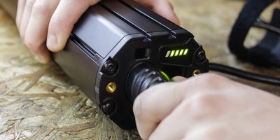 Wie man Gefahren bei E-Bike Akkus umgeht E-Bike Akku laden