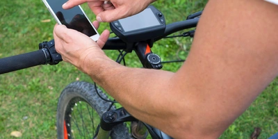 E-Bike Kommunikation - die Zukunft des E-Bikes Ein Handy neben einem E-Bike Display