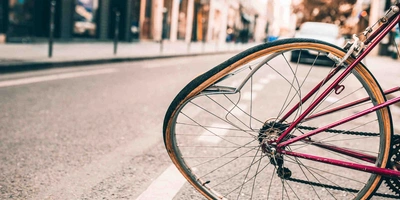 Beschädigtes Hinterrad an einem Fahrrad