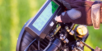 Person stellt E-Bike Monitor ein