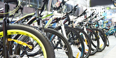 Fahrräder werden auf einem Messestand präsentiert