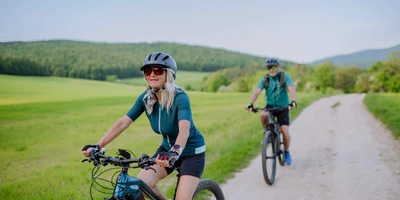 Ein Paar fährt in der Natur E-Bike