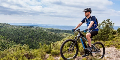 Ein Mann fährt E-Mountainbike in den Bergen