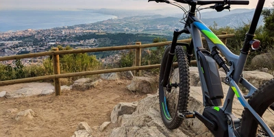 Das E-Bike Fully & für wen es sich eignet Ein E-Mountainbike in der Natur