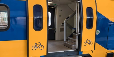 Zugtüren auf den Fahrräder abgebildet sind