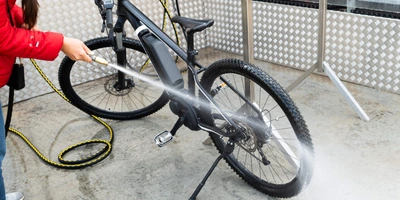 Ein E-Bike wird gesäubert