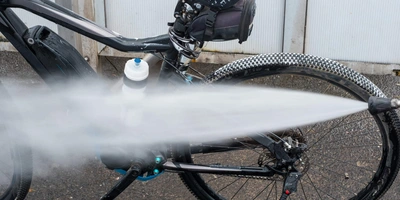 Ein E-Bike wird gesäubert