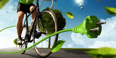 Eine Person sitzt auf einem E-Bike