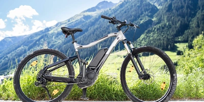 Ein E-Bike in den Alpen