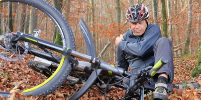 Ein älterer Mann hat einen E-Bike Unfall