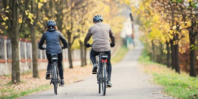 Ein Seniorenpaar fährt E-Bike