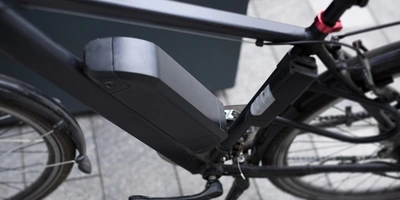 Detailaufnahme des Akkus eines schwarzen E-Bikes von oben. 