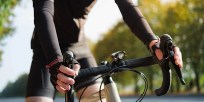 Mann fährt auf Rennrad durch die Stadt