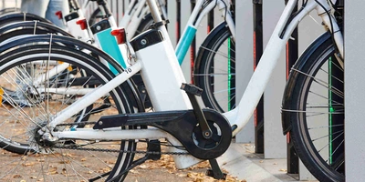 E-Bikes stehen an einer Ladestation in der Stadt