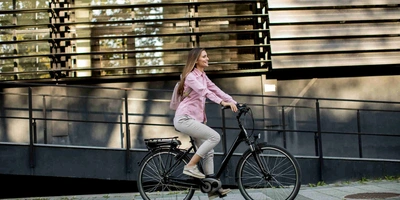 Frau fährt auf E-Bike