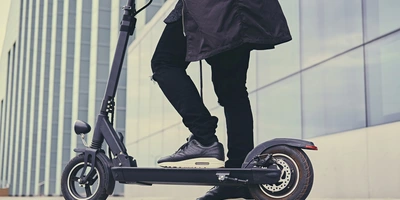Person fährt auf einem E-Scooter