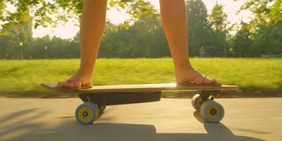 Person fährt auf E-Skateboard